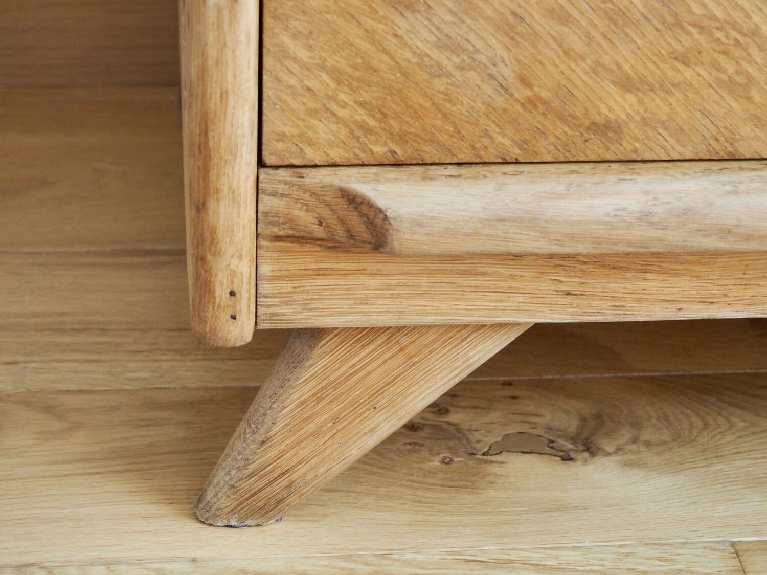 Dresser feet compass