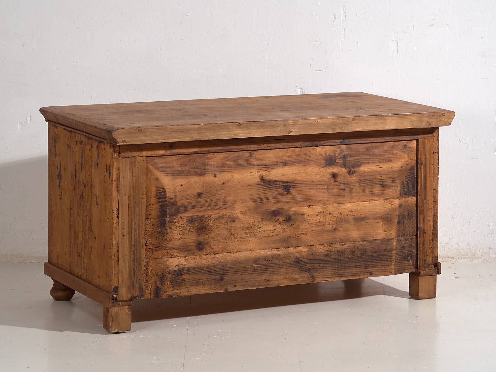 Small antique chest of drawers (circa 1920)