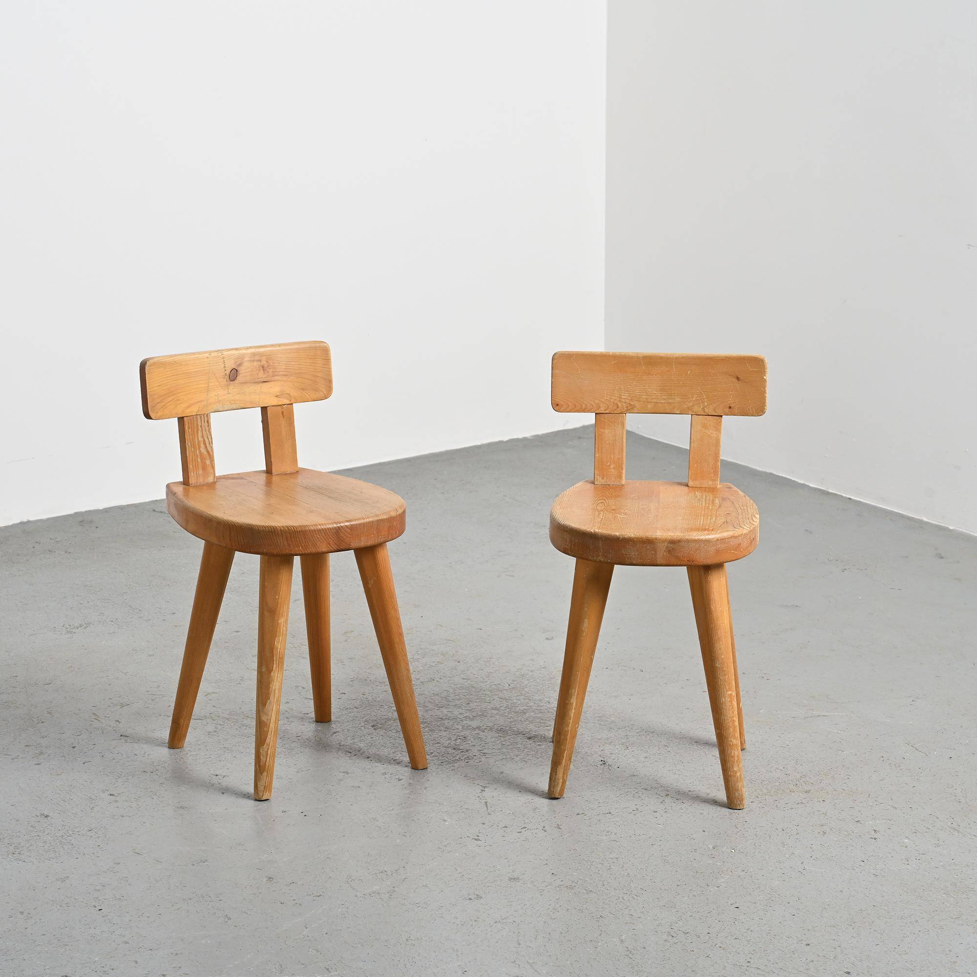 Pair of pine chairs by Christian Durupt, Méribel 1960