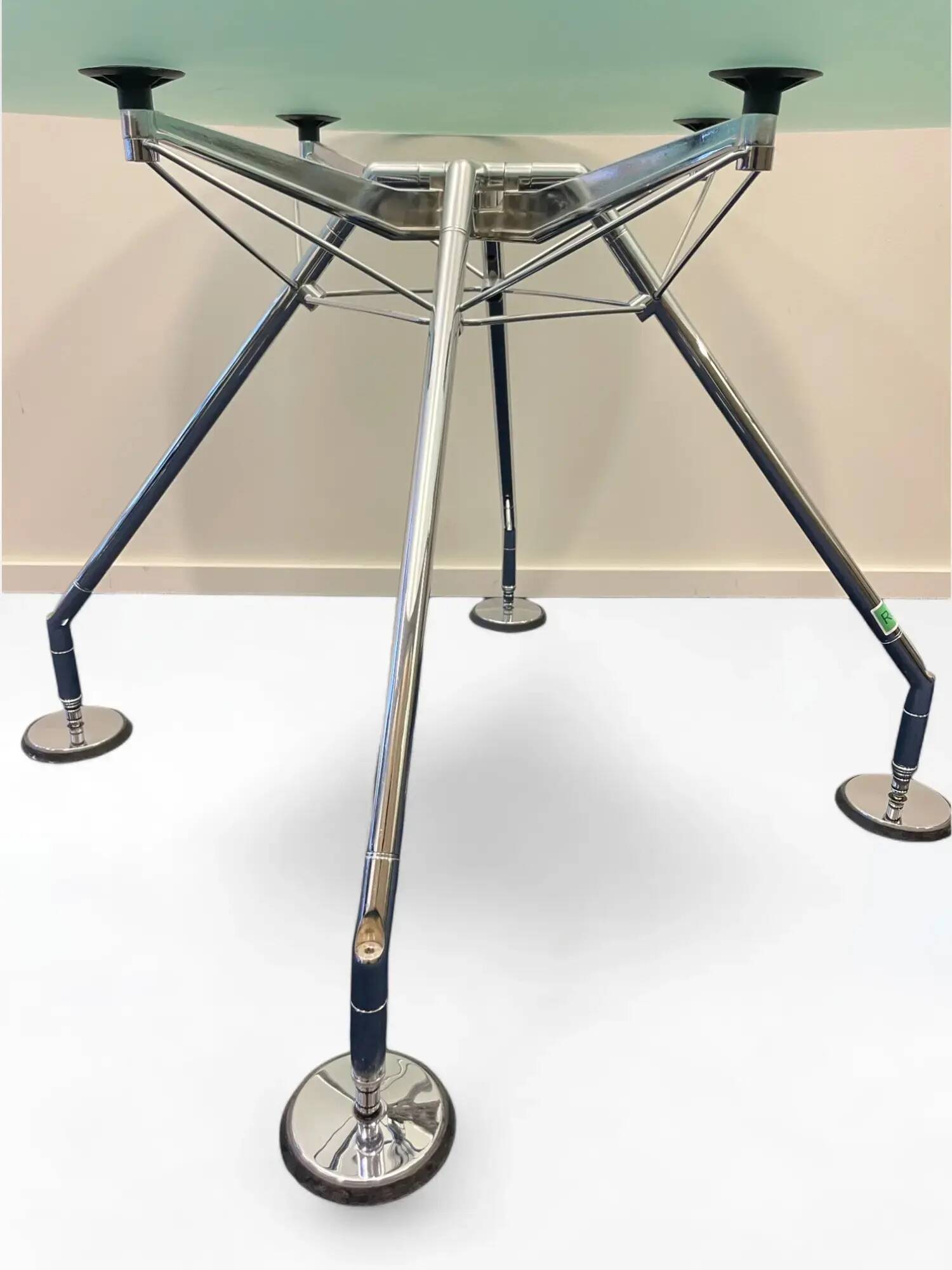 Table Nomos Norman Foster, verre et aluminium.