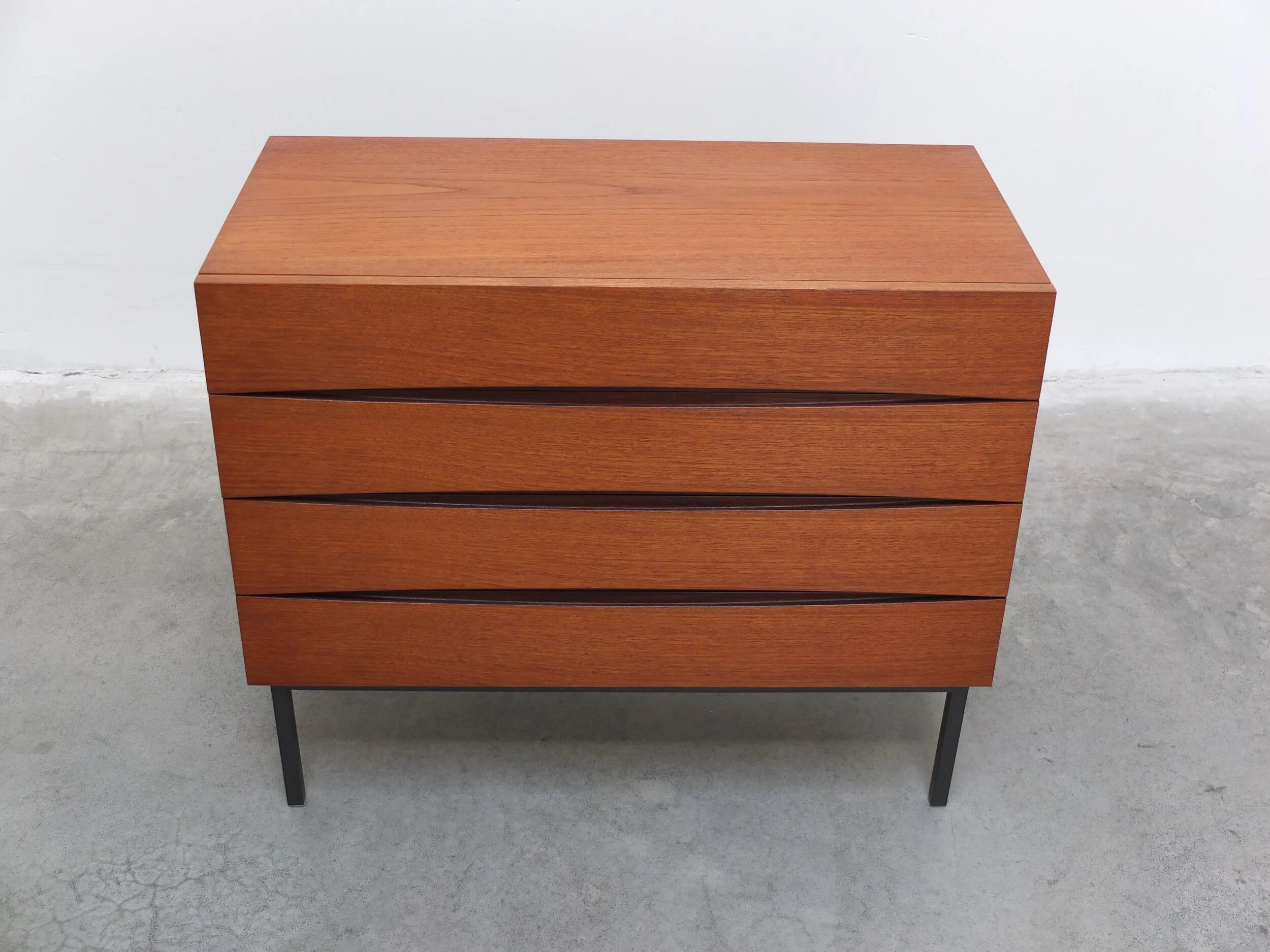 Commode unique dans le style d'Arne Vodder, années 1960.