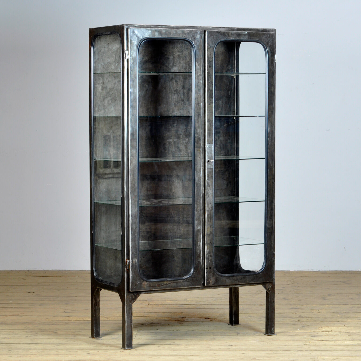 Armoire médicale vintage en verre et fer années 1970