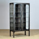 Armoire médicale vintage en verre et fer années 1970