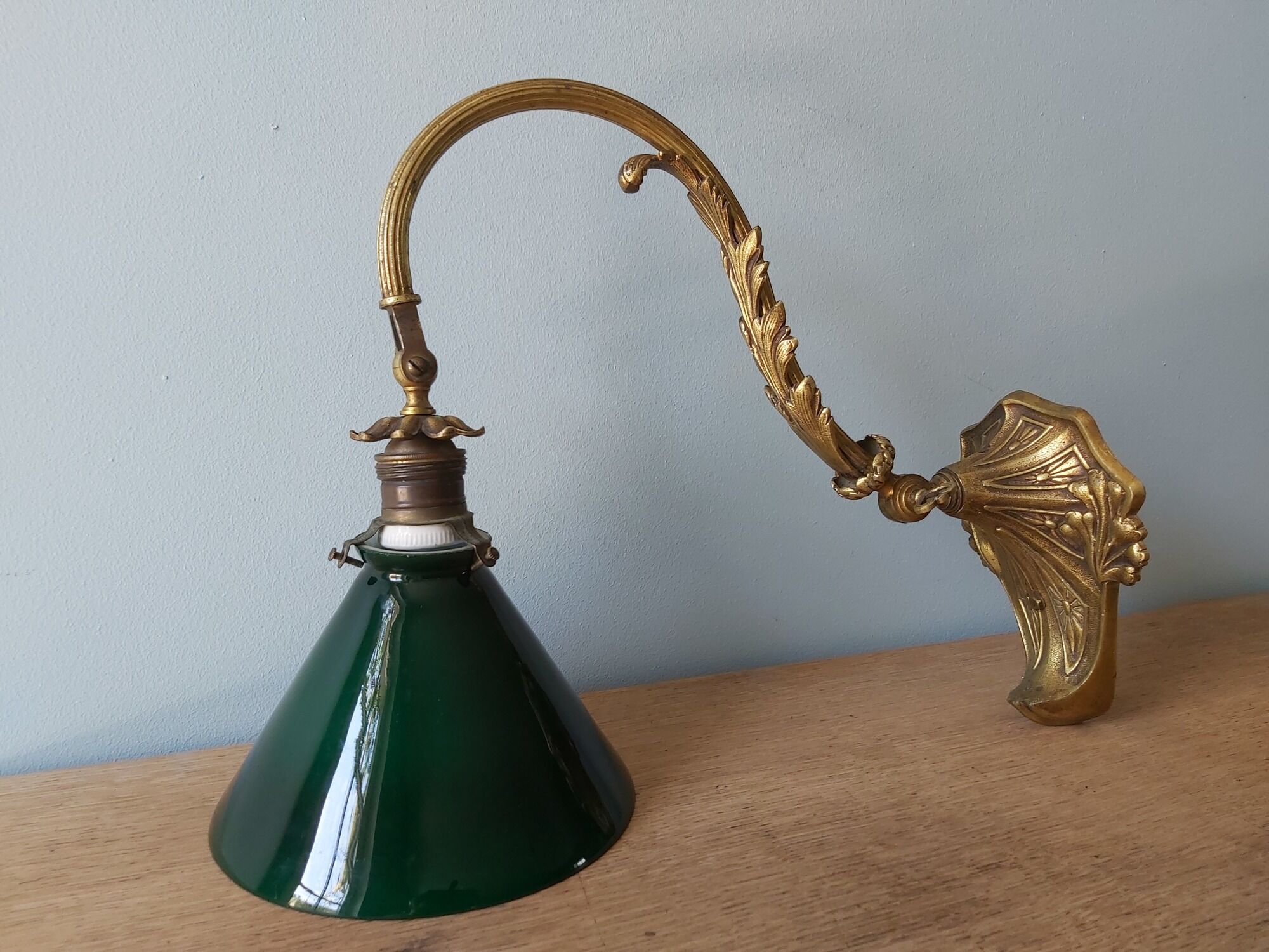 Wall light in bronze art nouveau with green opaline lampshades.