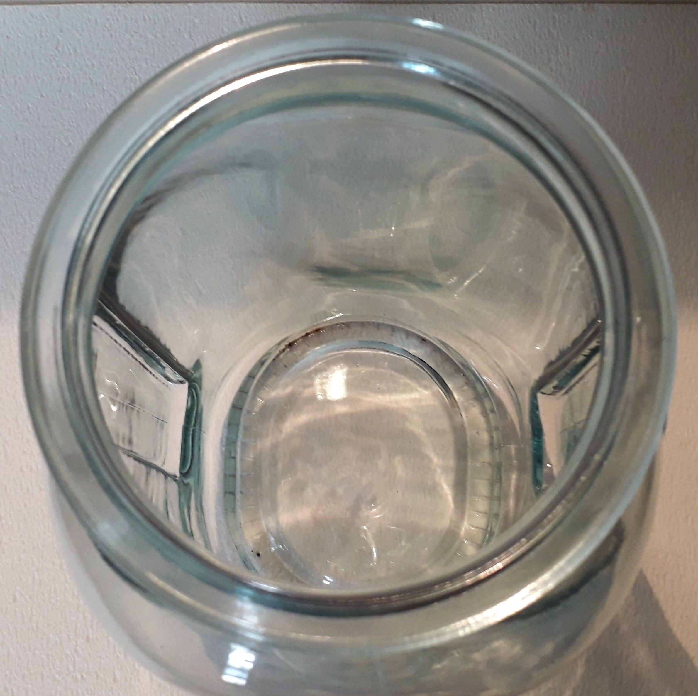 Vase moaï en verre transparent bleuté