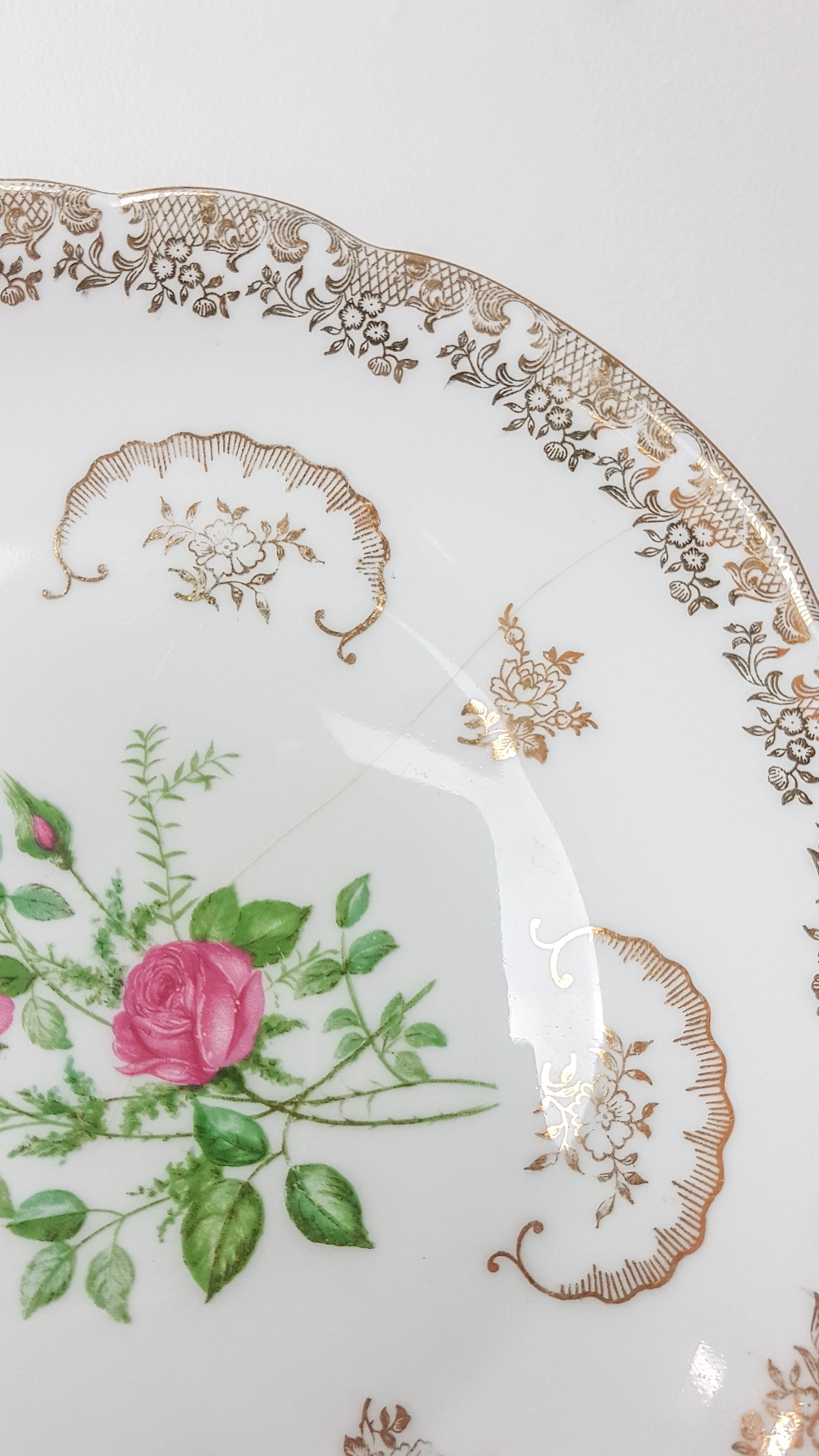 Lot of 4 flat plates Limoges FD Chauvigny golden white rose pattern