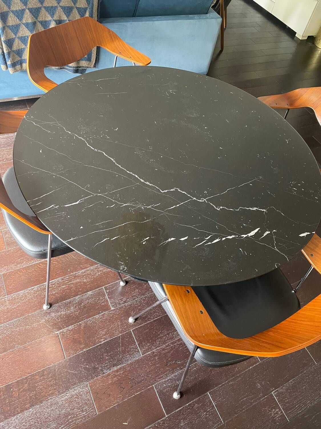 Saarinen Knoll round table in maquina black marble 120cm