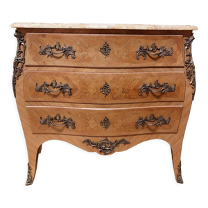 Commode galbée de style