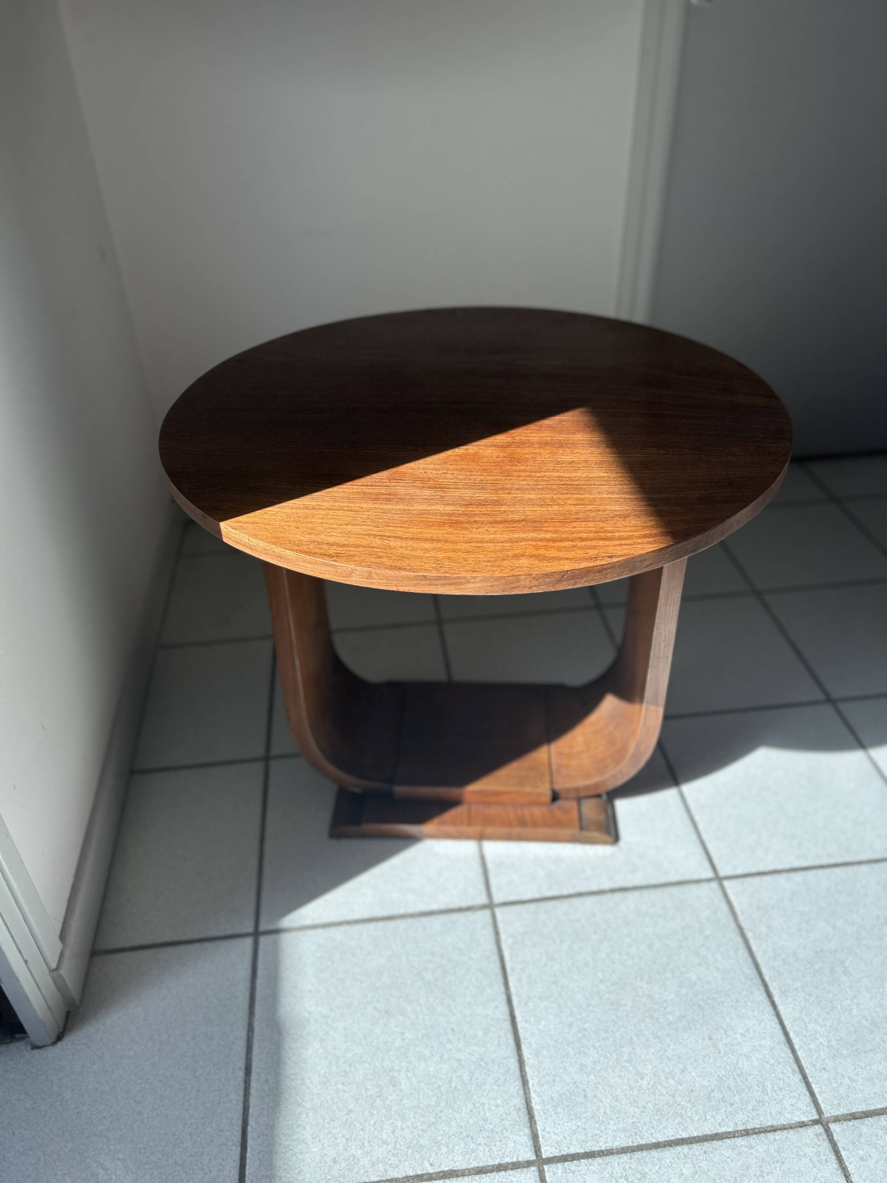 Round coffee table