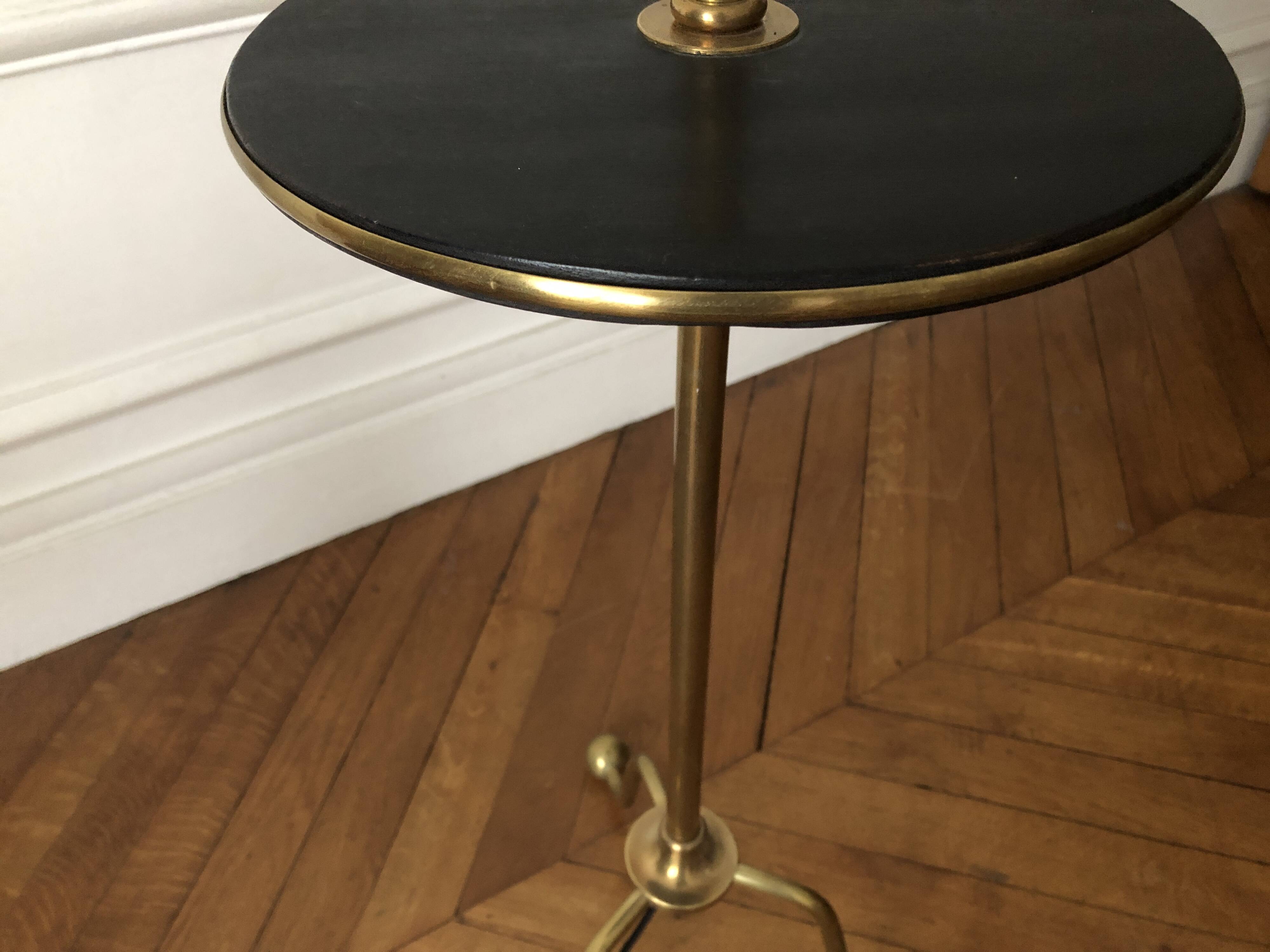 Tripod floor lamp with adjustable height and shelf from the 1960s.