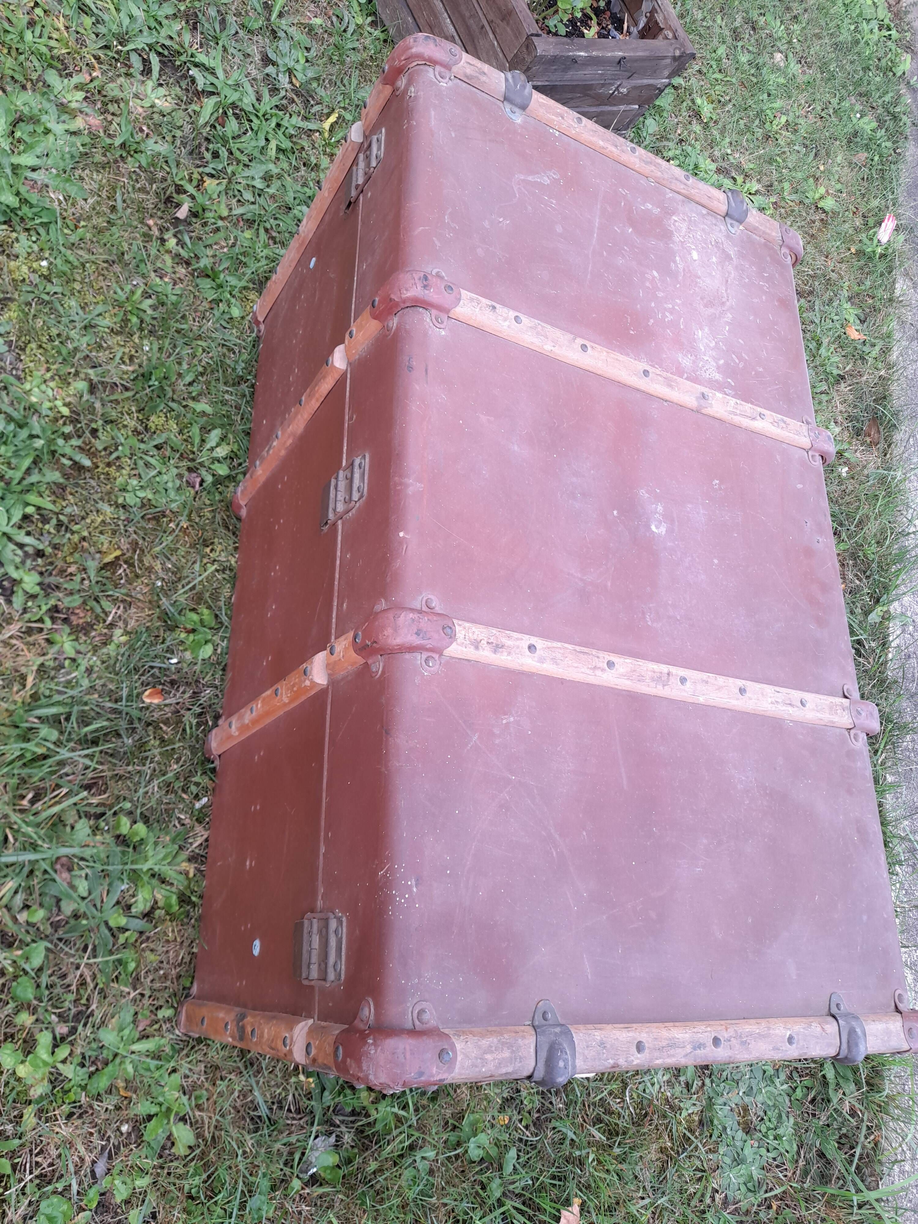 Old mail trunk in zinc