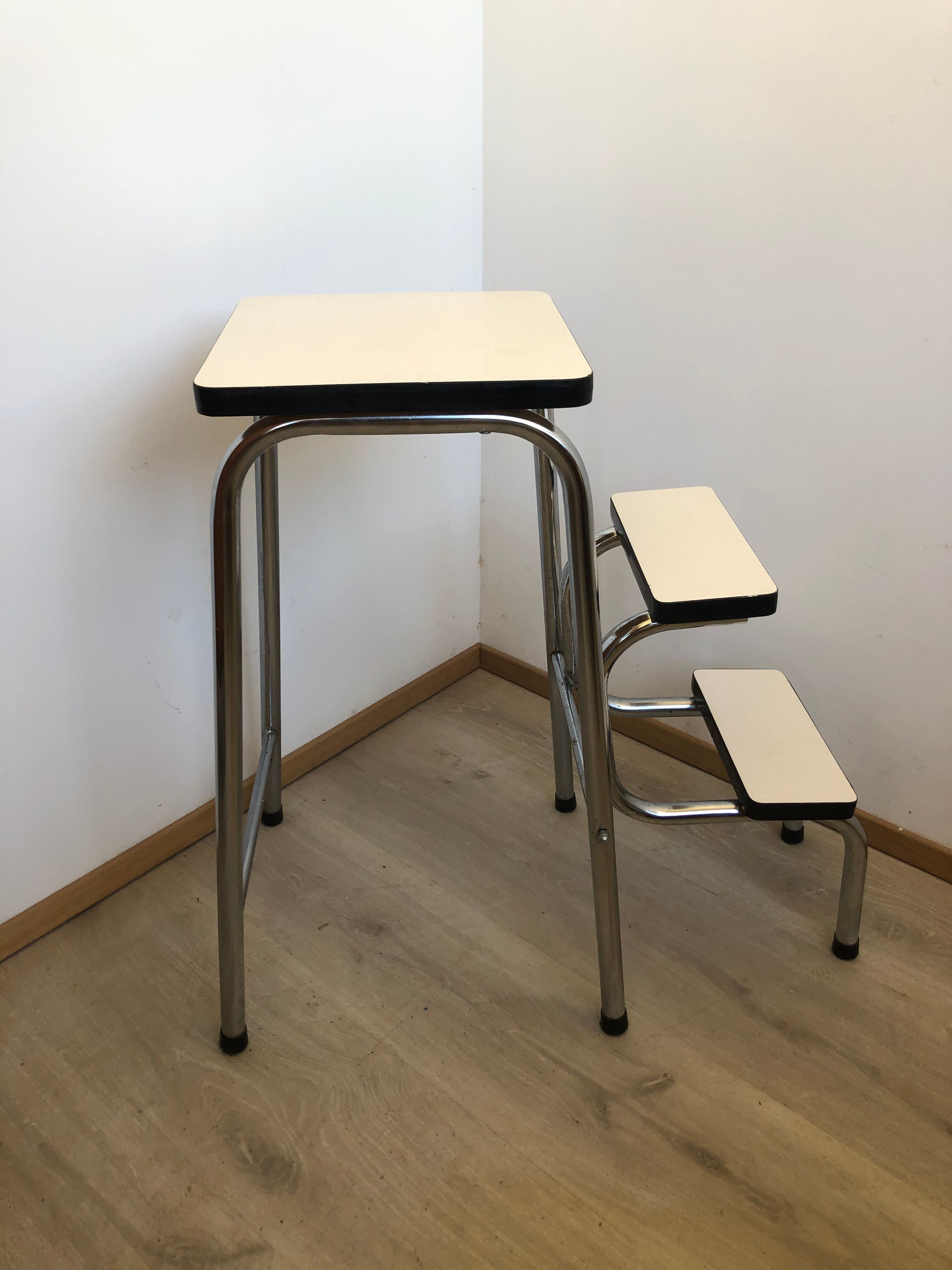 Stepladder formica ivory and black 60