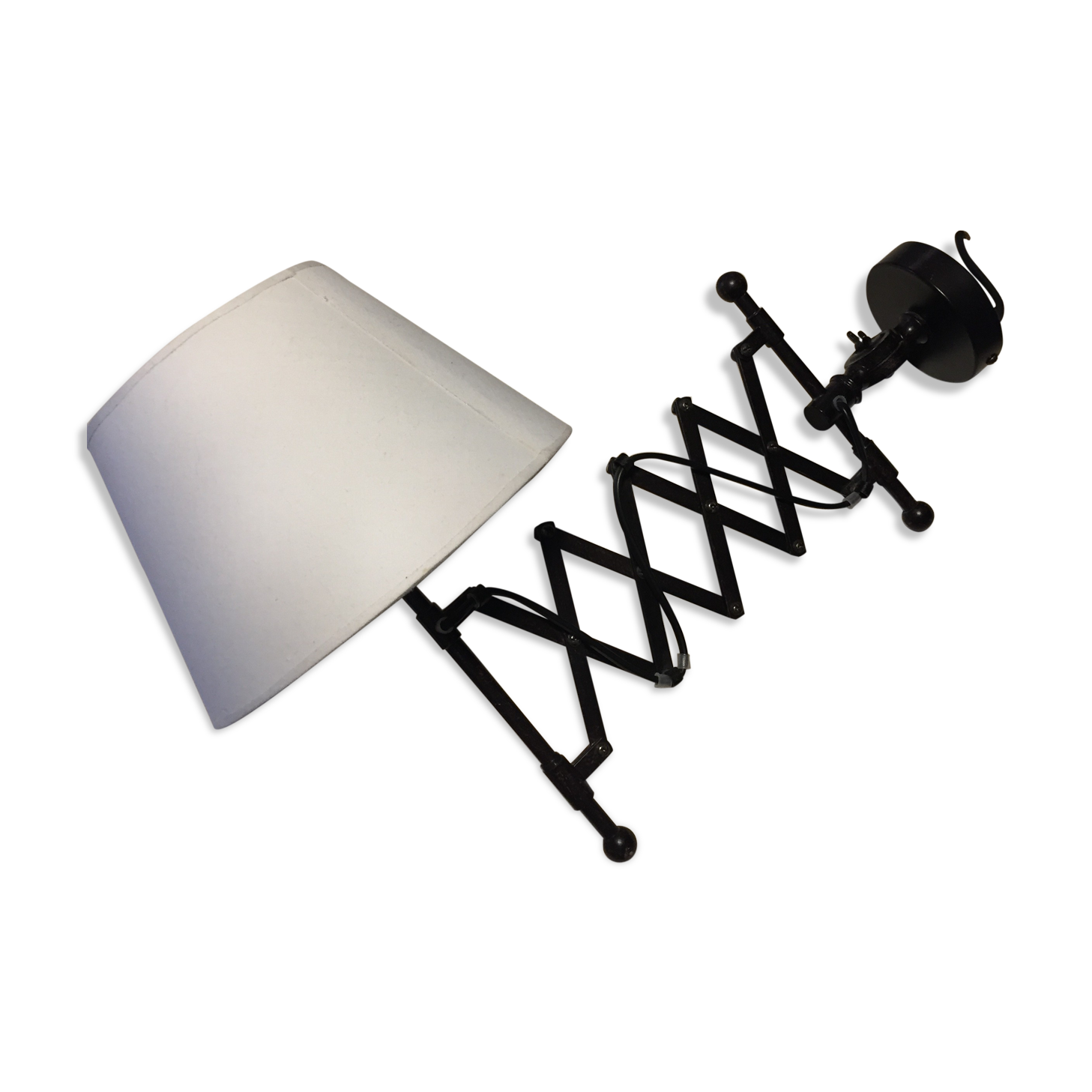 Stretchable wall light