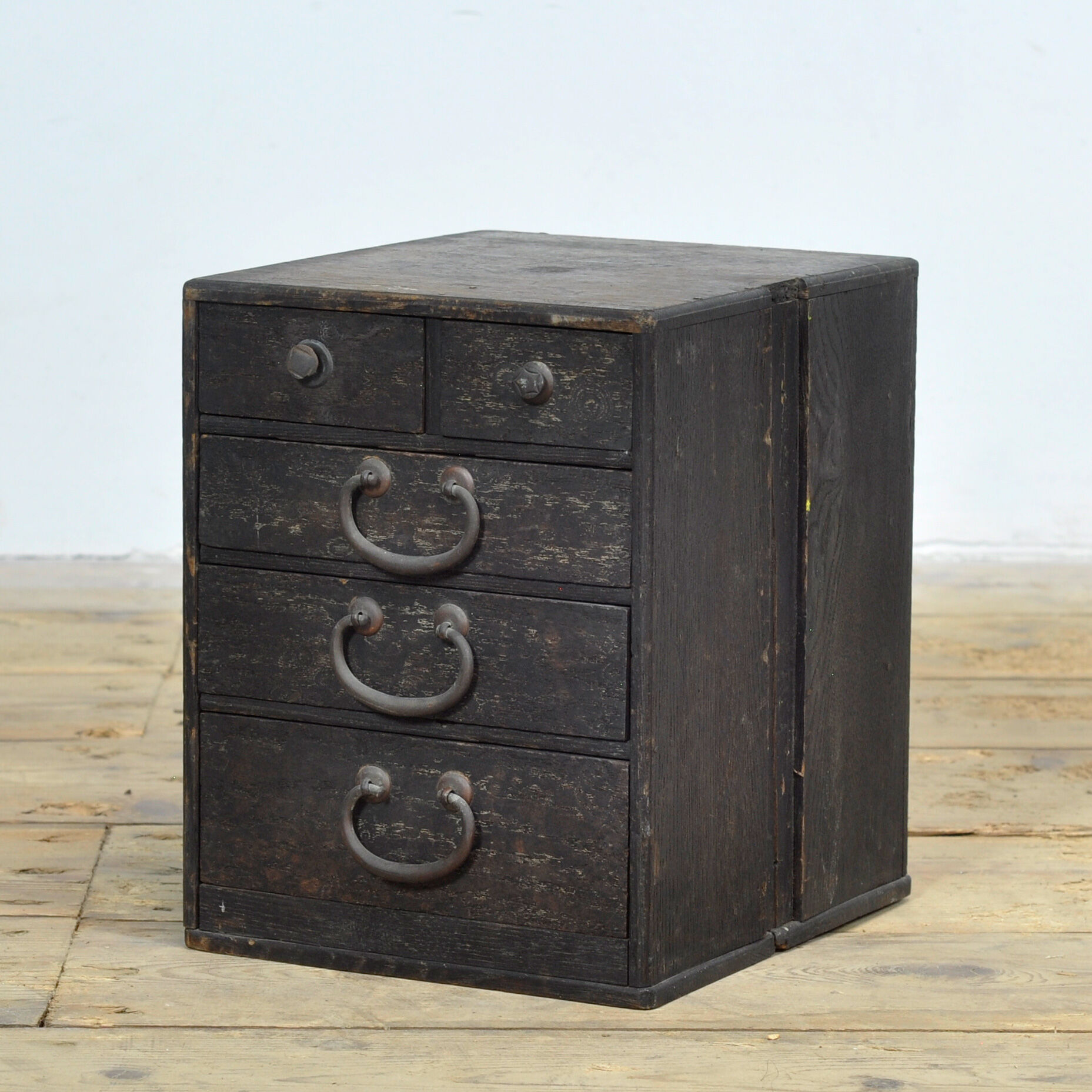 Petite commode japonaise, vers 1900