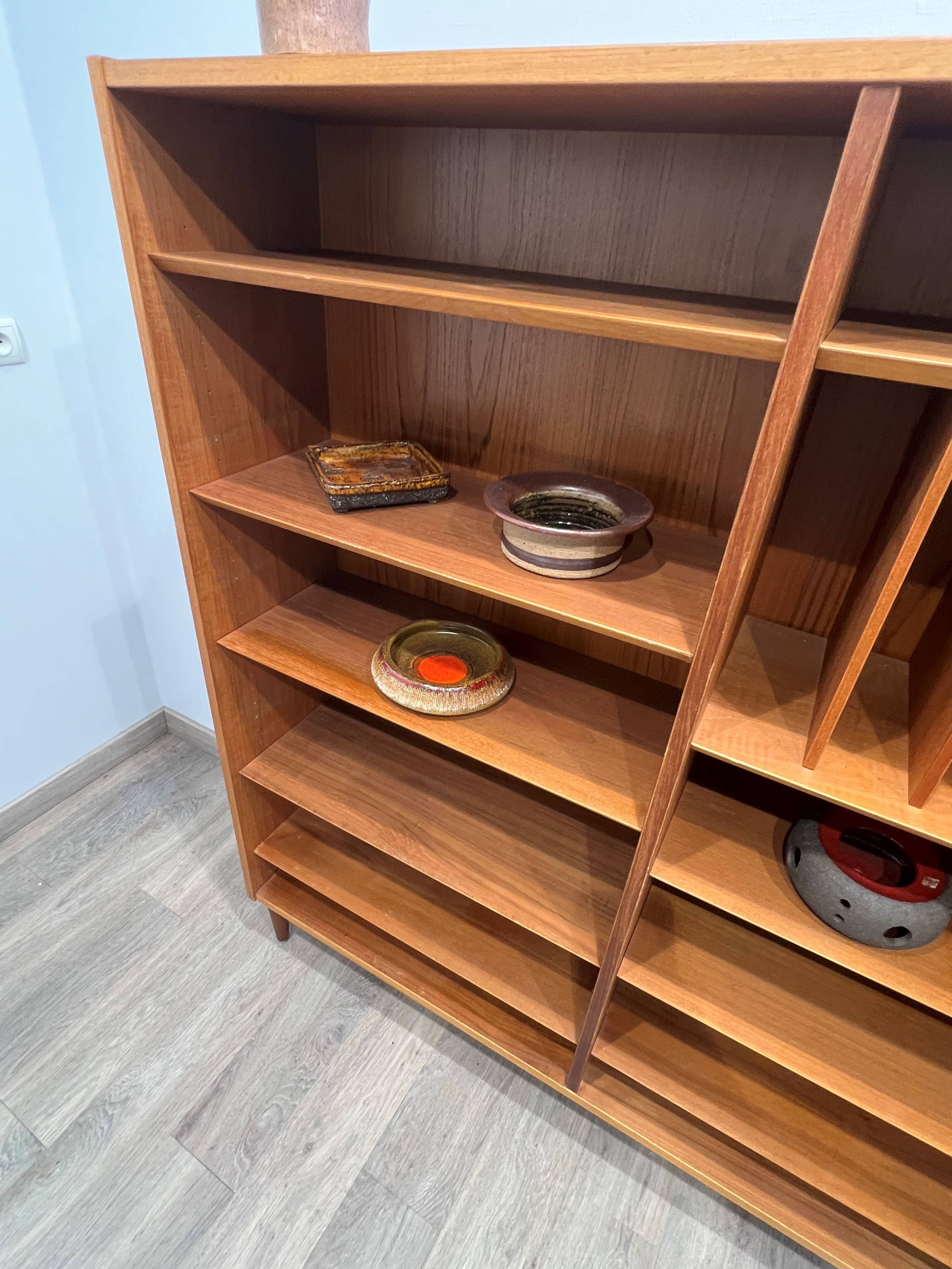 Splendid Scandinavian bookshelf in teak from Denmark.