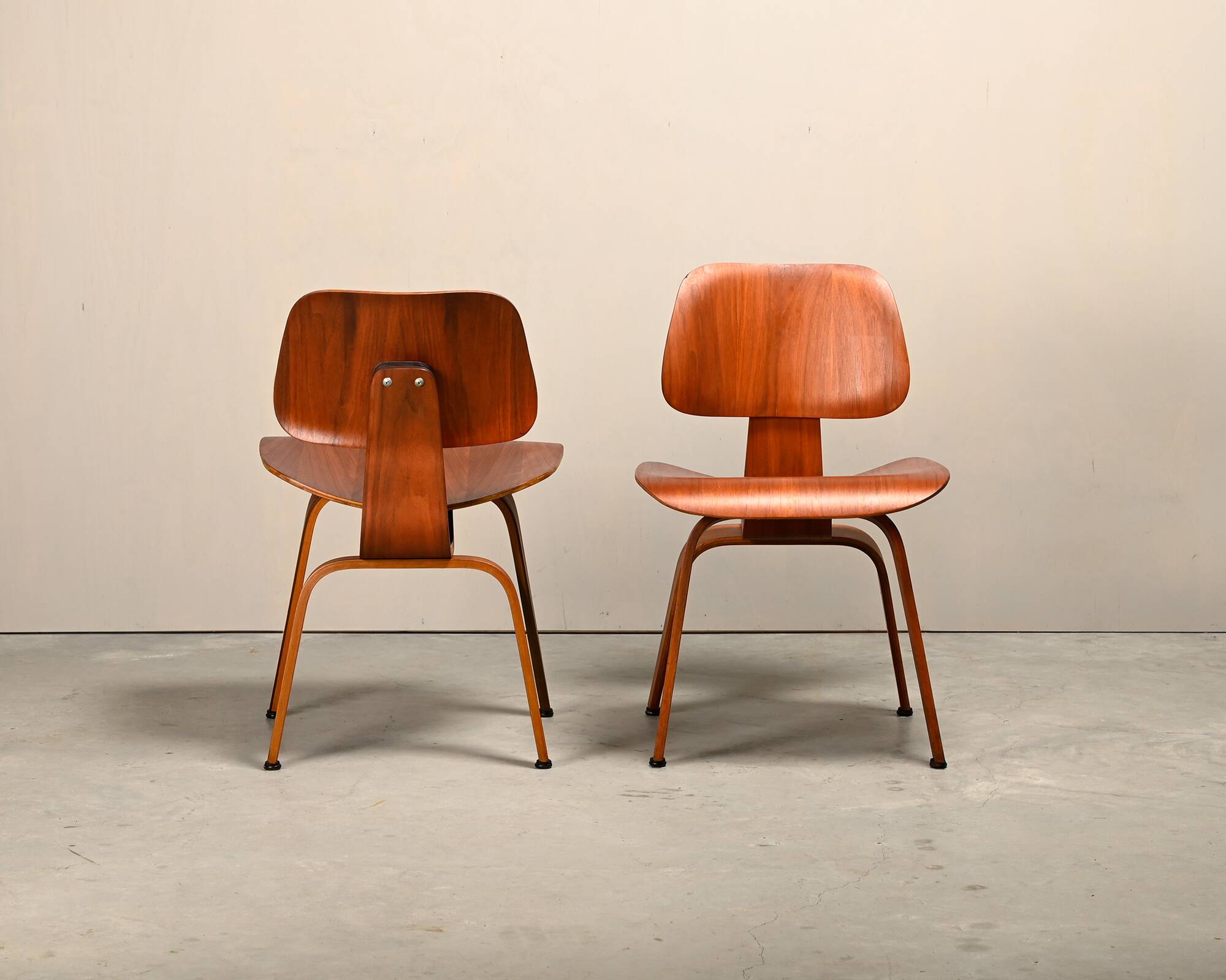 Chaise en contreplaqué de noyer DCW restaurée de Charles & Ray Eames, Herman Miller