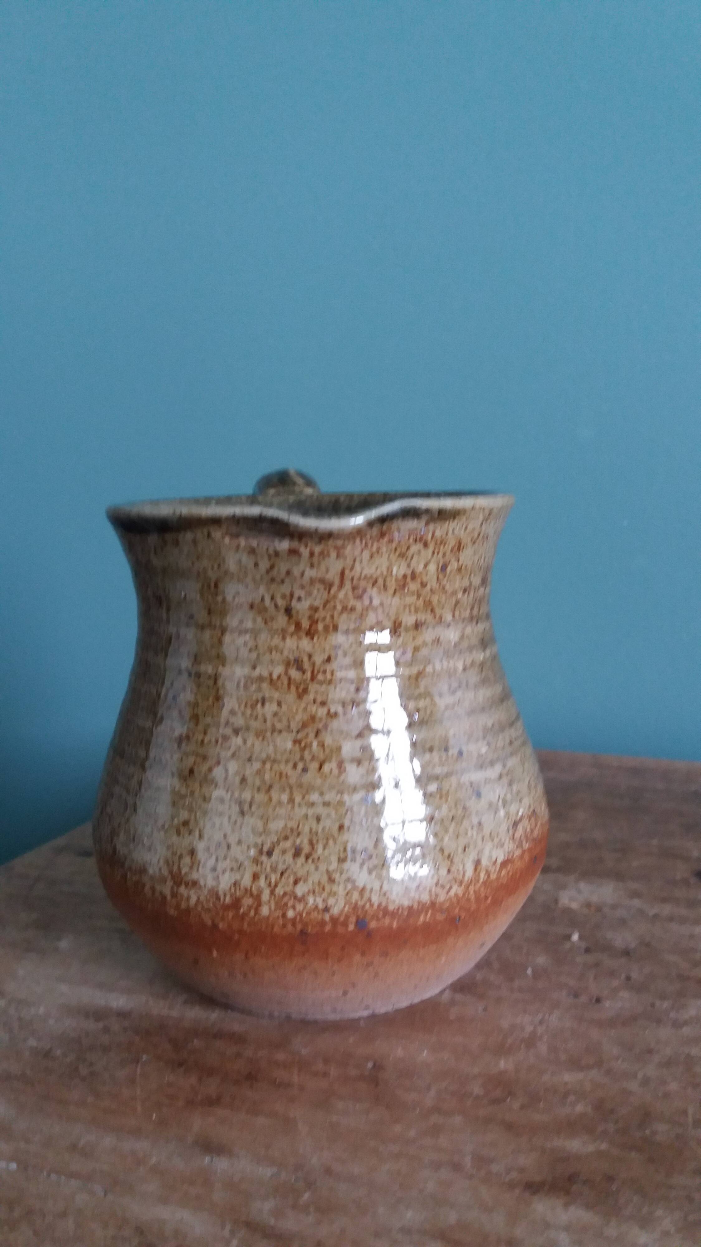 Jug with a milk jug signed, Beceleuf