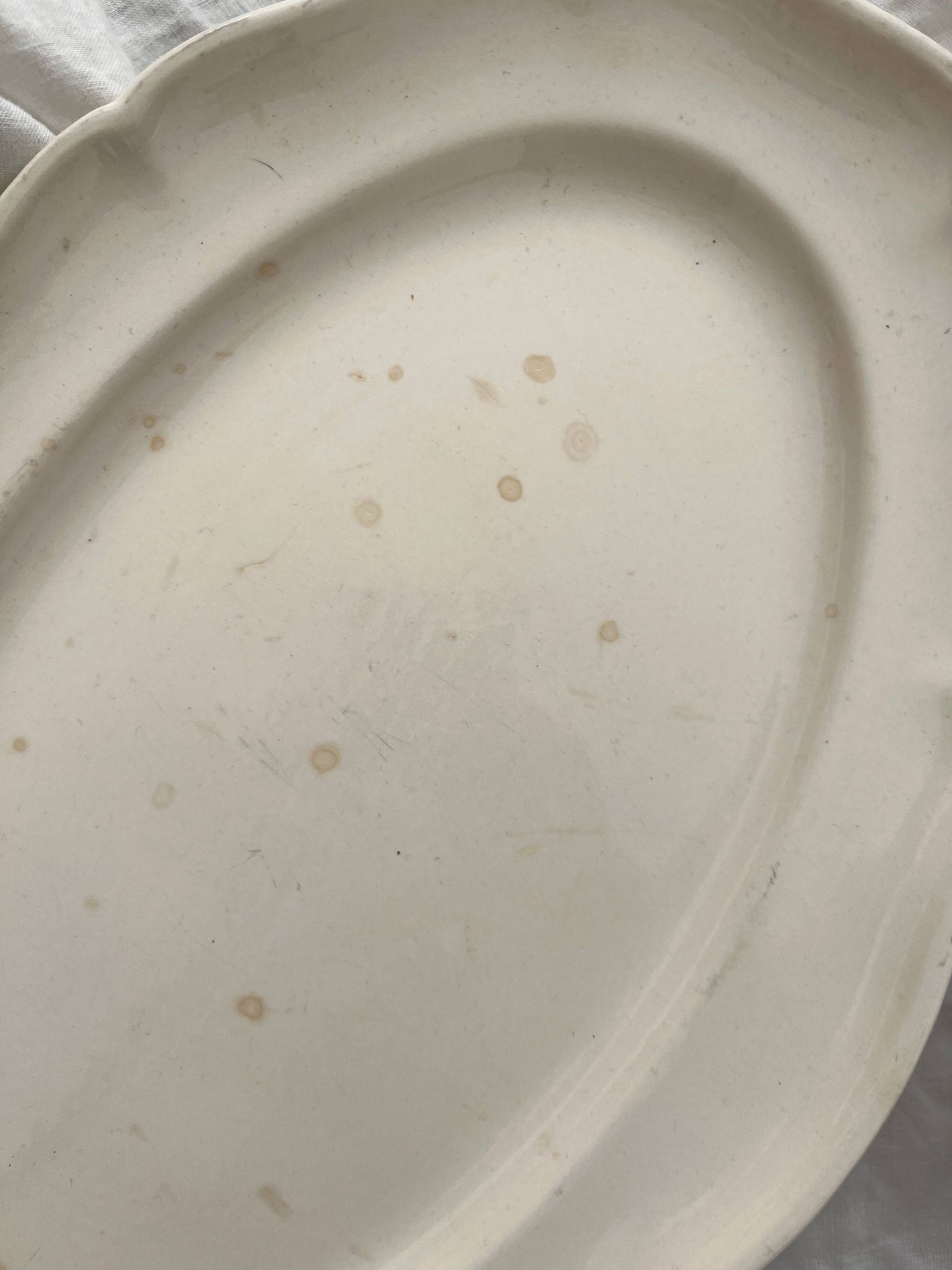 Plat ovale festonné en faïence ivoire Villeroy et Boch