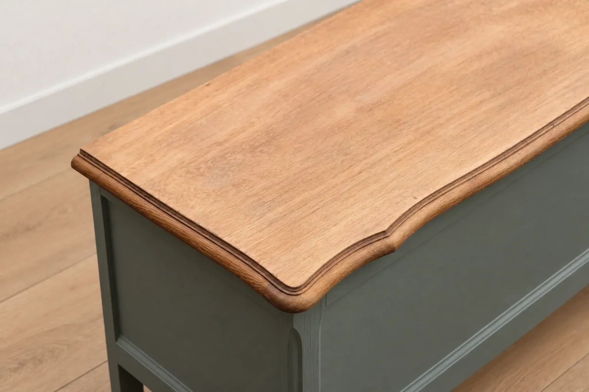 Renovated antique chest in grey-green – natural wood lid – vintage storage 90 cm