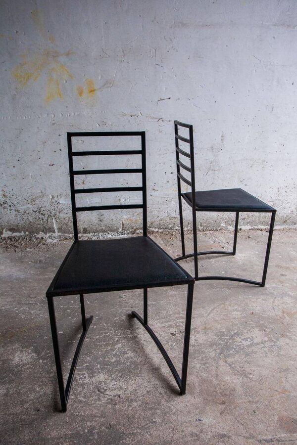 Ensemble de 4 chaises de salle à manger en acier noir avec assises en similicuir noir — Design géométrique minimaliste