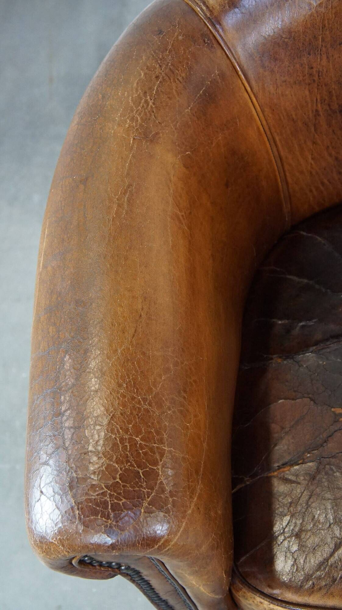 Set of 2 subtle, stately and sturdy club chairs made of sheepskin