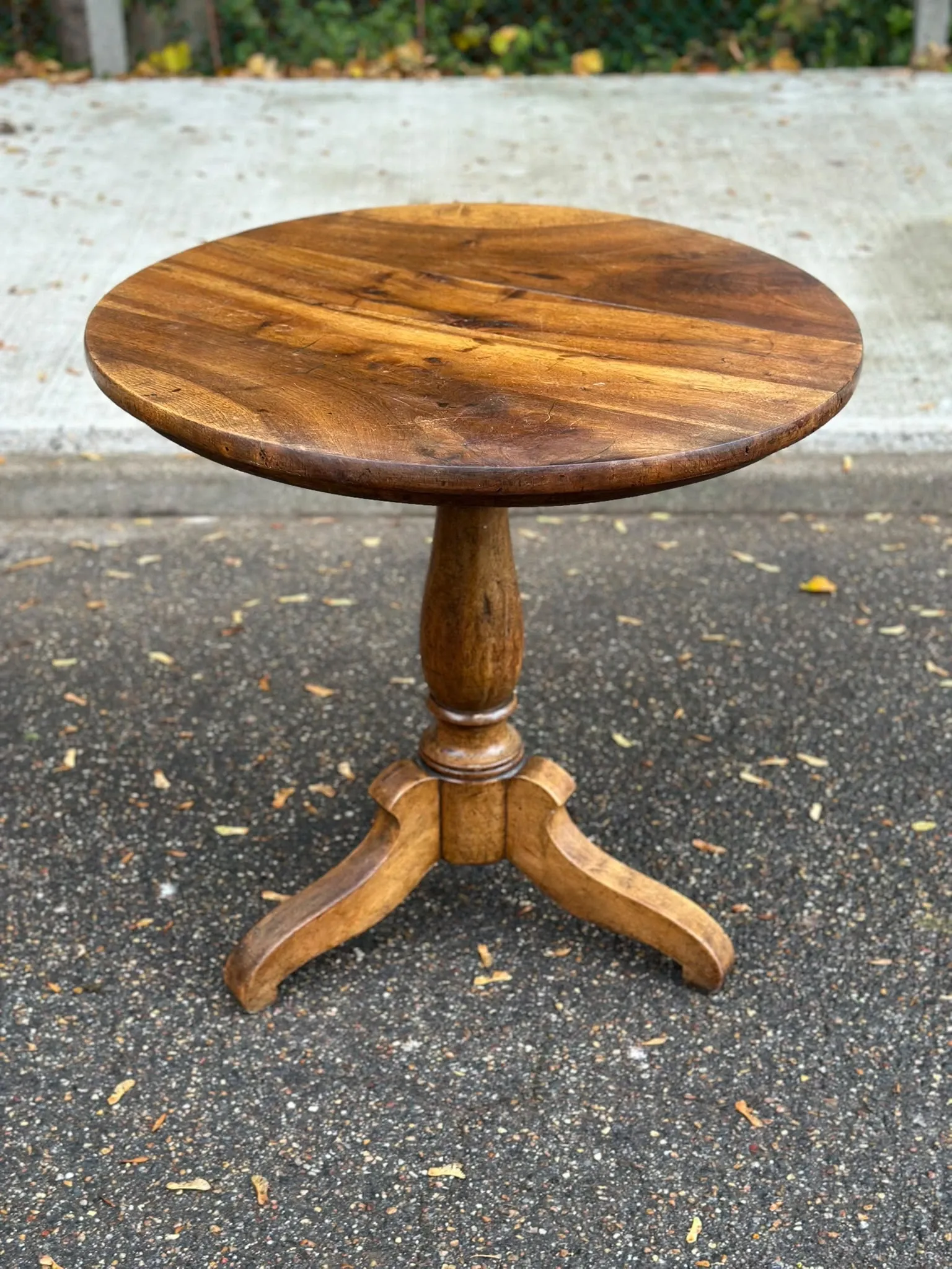 Table ronde Louis Philippe pied central tripode noyer massif XIXe 80x77cm