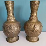 Jolie paire de vases asiatiques anciens en bronze
