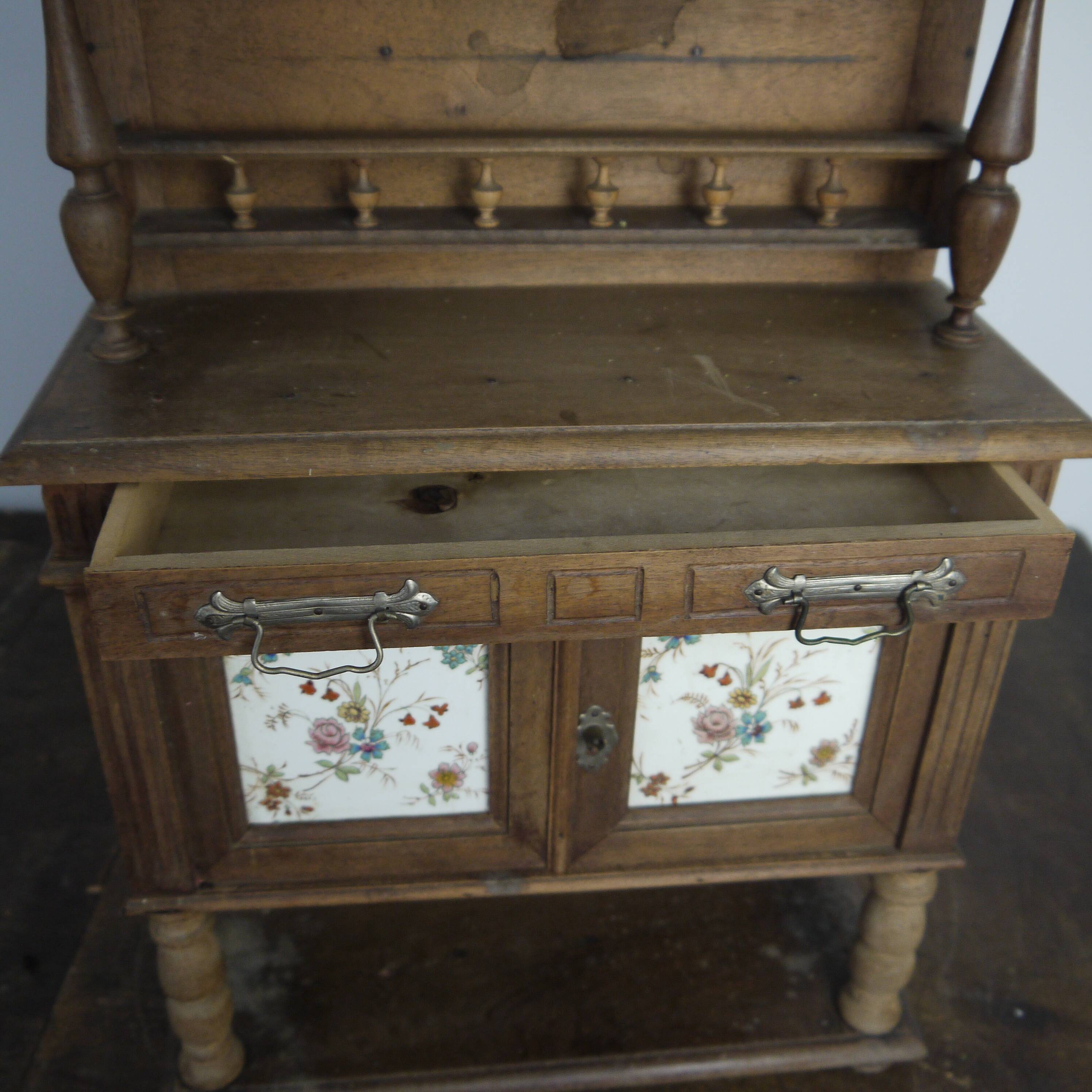 Vaisselier miniature en bois