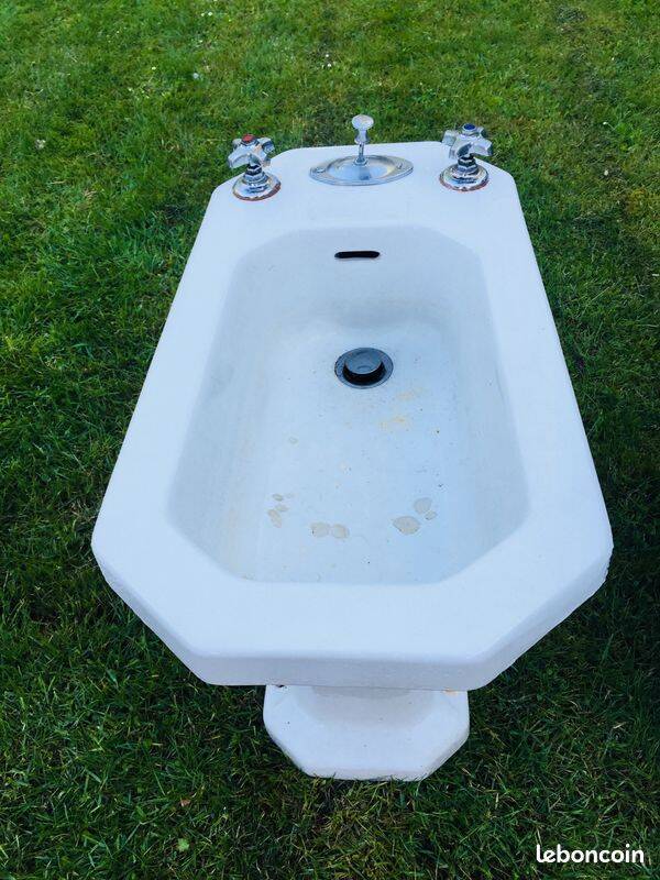 Vintage art deco bidet
