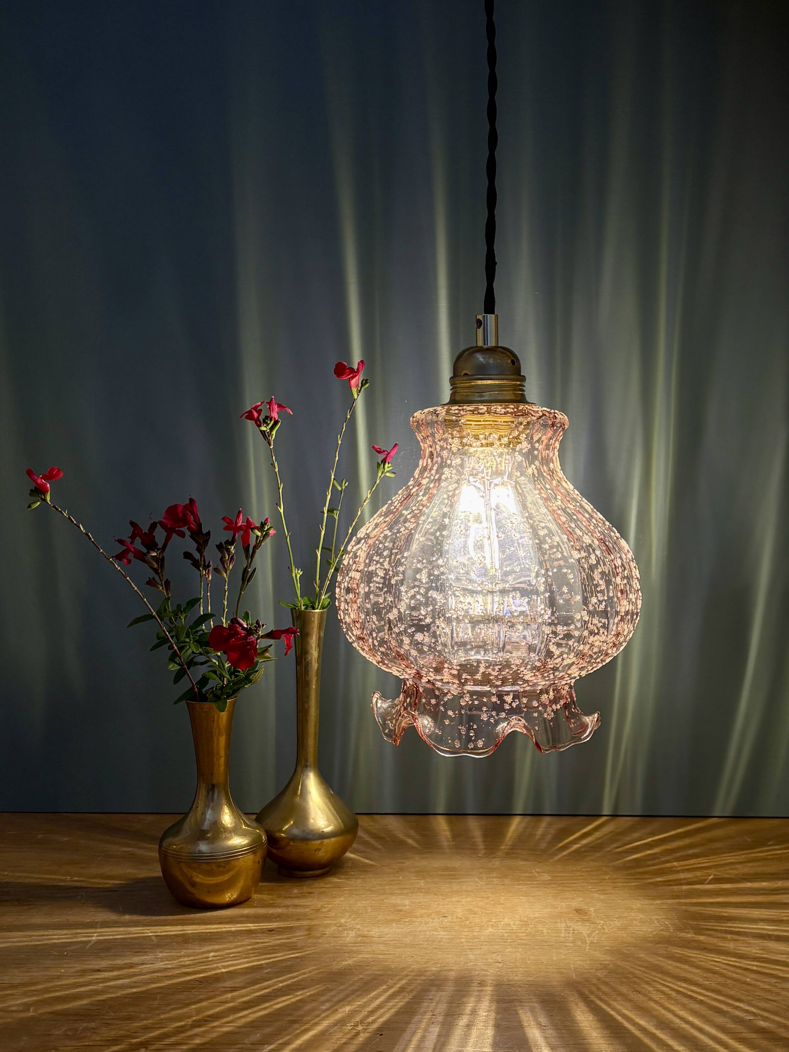 Suspension globe vintage en verre granité rose