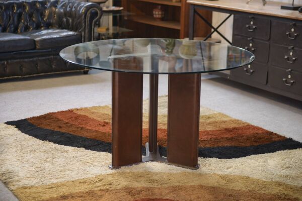 Table circulaire par Tito Agnoli pour Matteo Grassi piètement gainé de cuir brun 1970’s