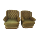 Paire de fauteuils en velours capitonnés