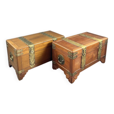 Paire de coffres en bois et laiton gravé, XXe siècle