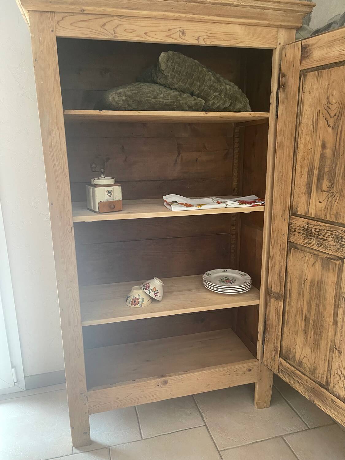 Raw wood bonnetière