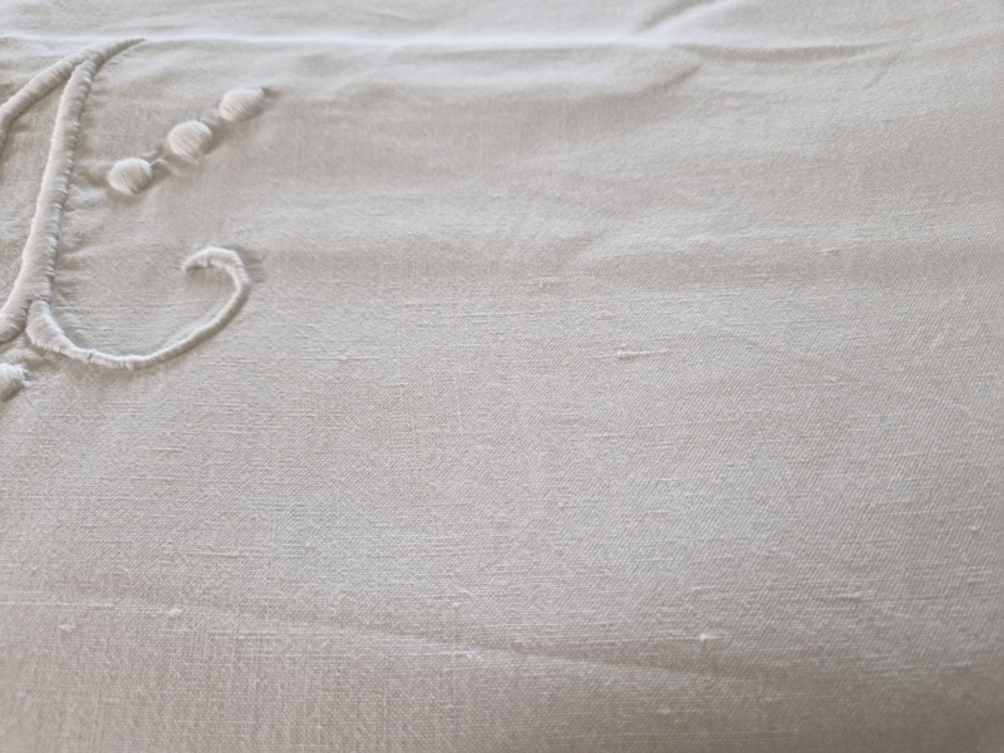 Ancien drap en lin - chiffré rm - avec liseré ajouré et brodé de fleurs - dimensions : 300x220cm