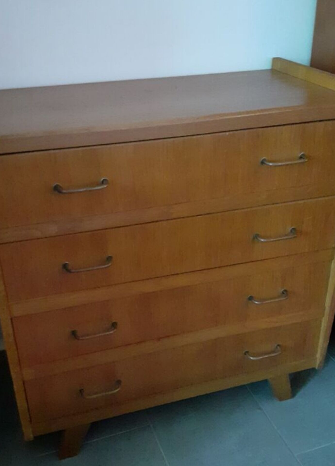 Commode vintage années 50/60 – 4 tiroirs – esprit moderniste
