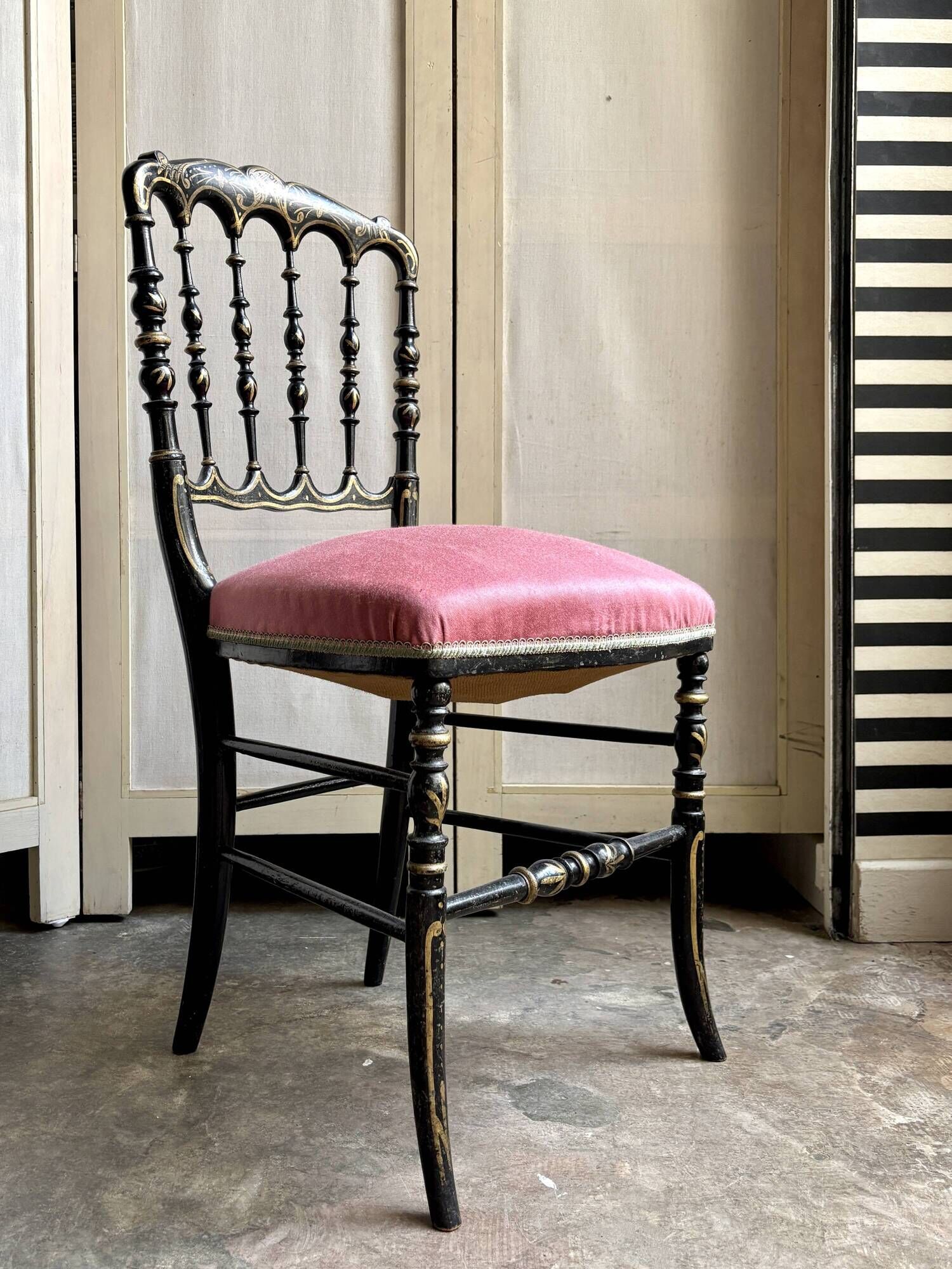 Napoleon III chair in black and gold wood and pink cotton