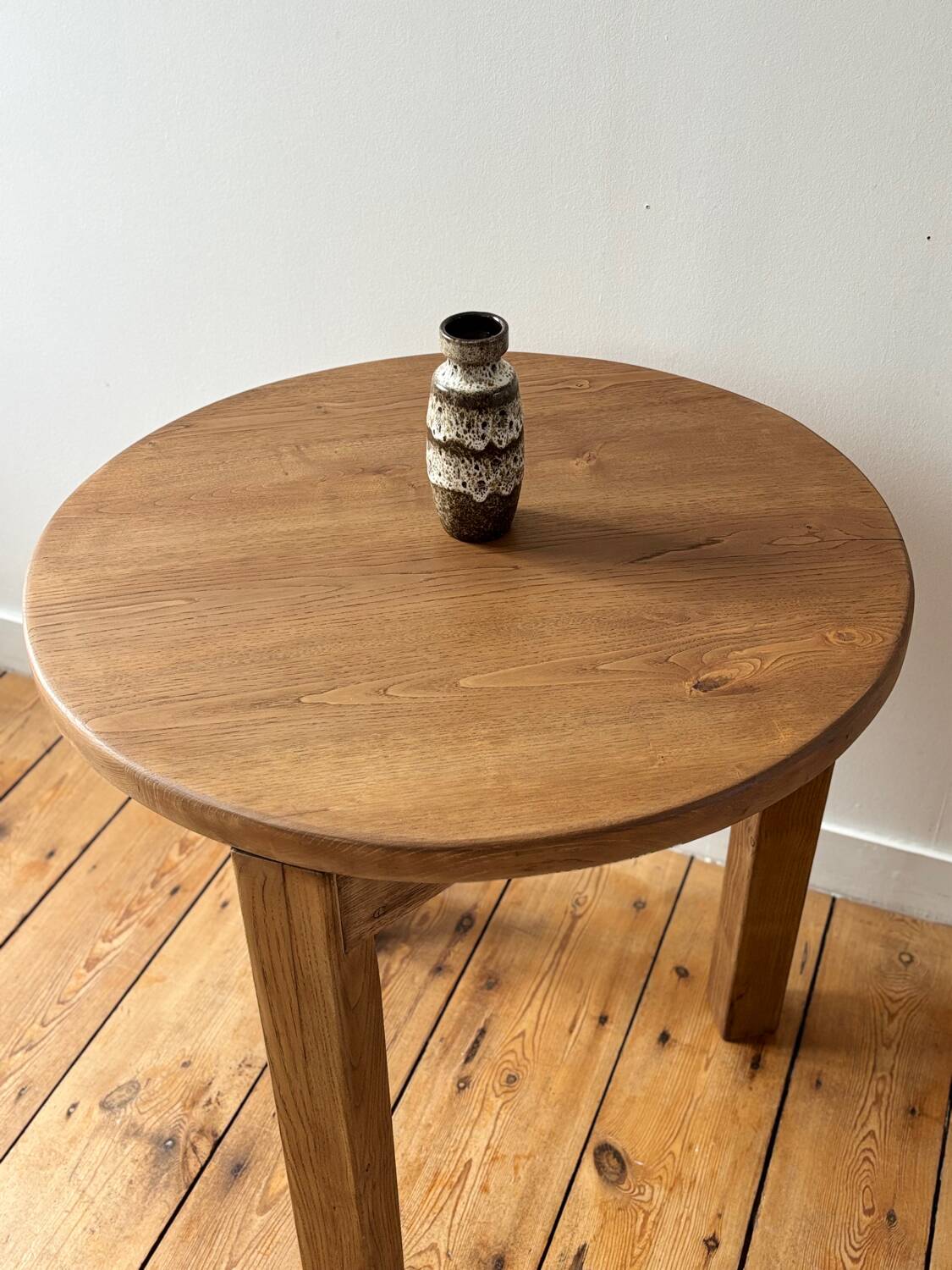 Tripod round table in solid oak