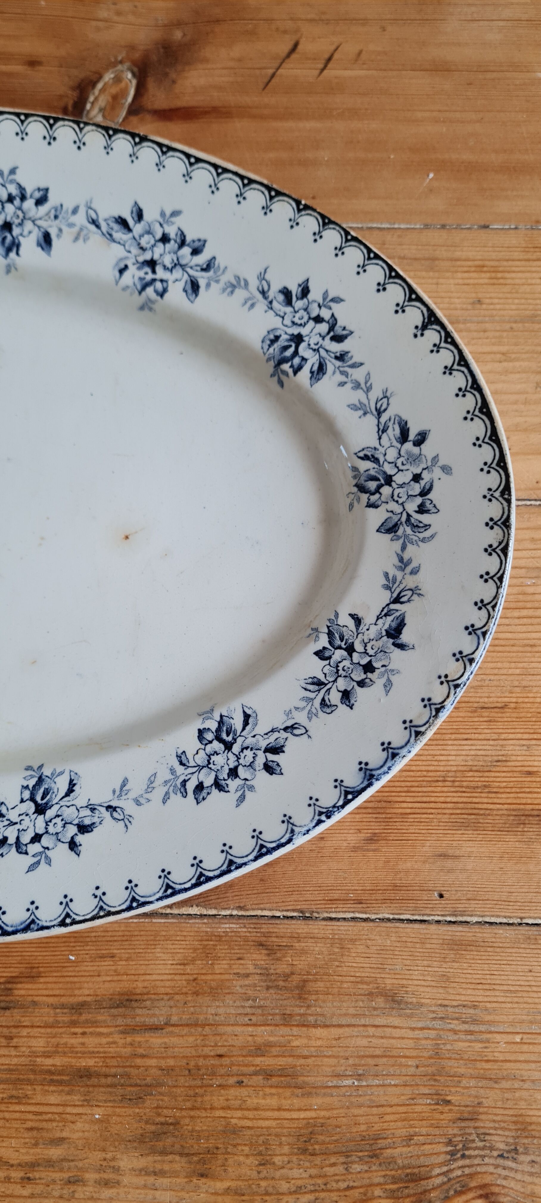 Oval serving dish in iron earth