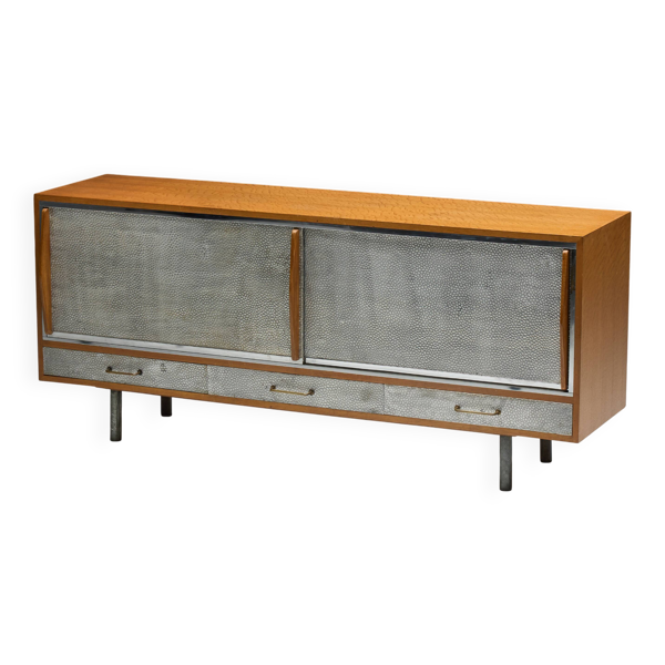 Buffet moderne du milieu du siècle avec façade en métal martelé, France, années 1960