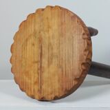 Tabouret de lait vintage à trois pieds en bois de style brutaliste avec décor sculpté