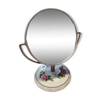 Magnifying mirror