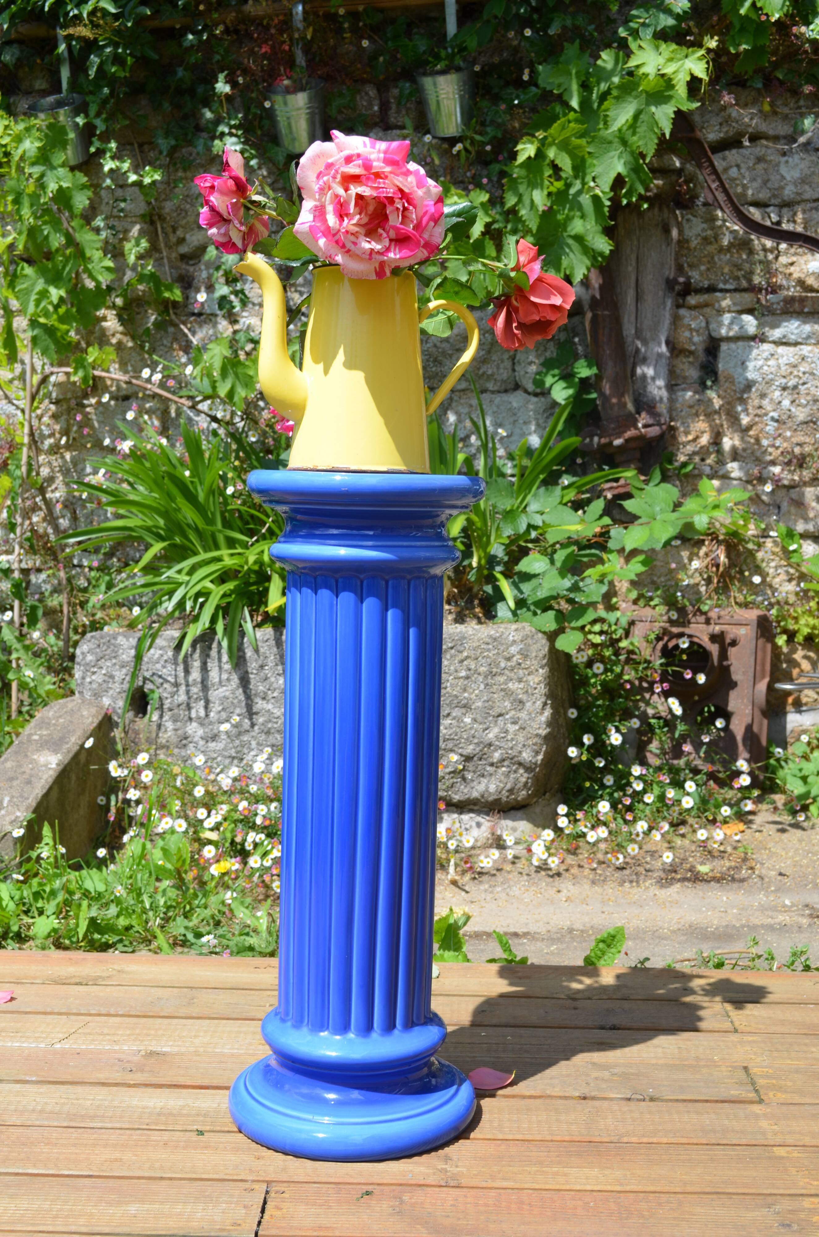 Royal blue column