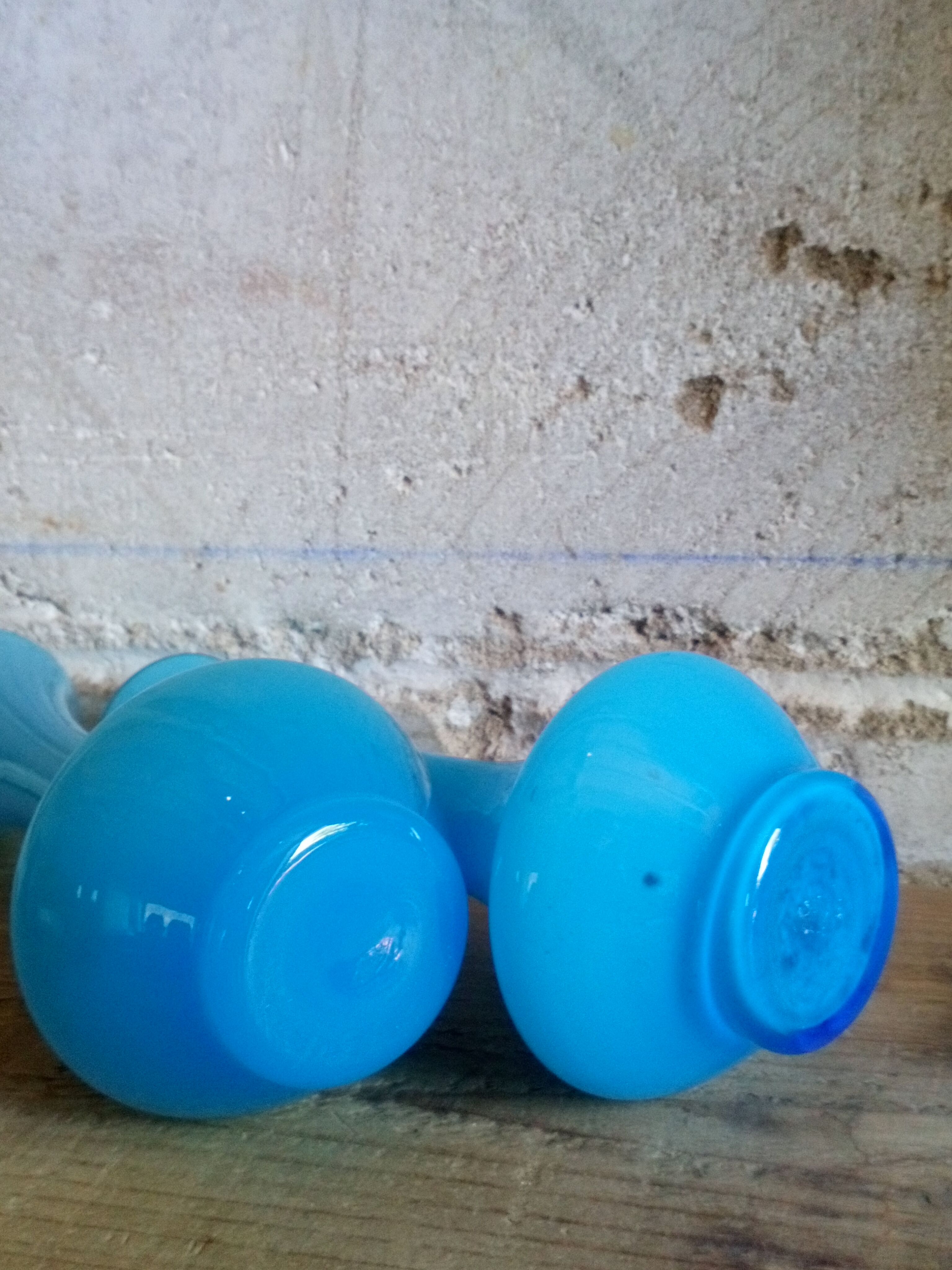 Deux soliflores en verre bleu