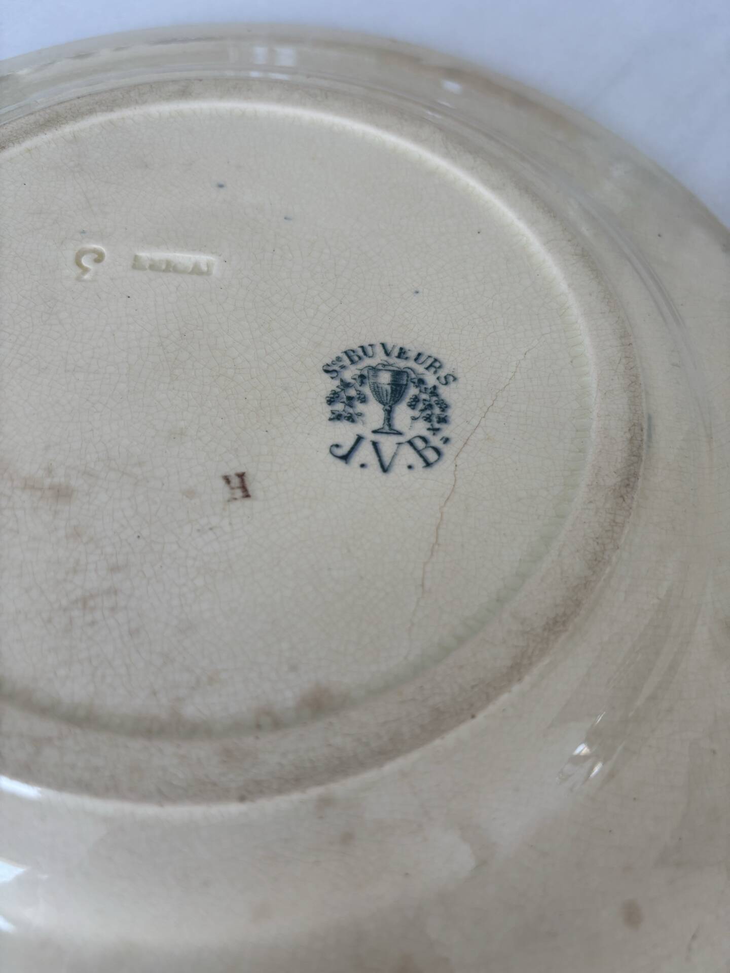 Lot of 3 flat plates, ironstone, Jules Vieillard, model St Buveurs B.