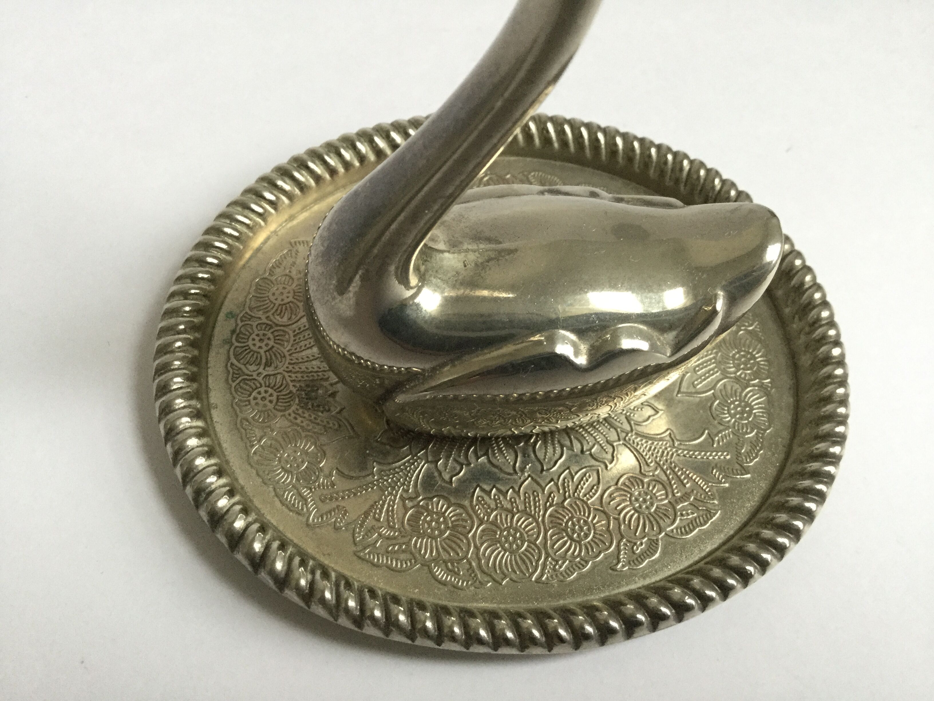 Wearing silver metal swan rings