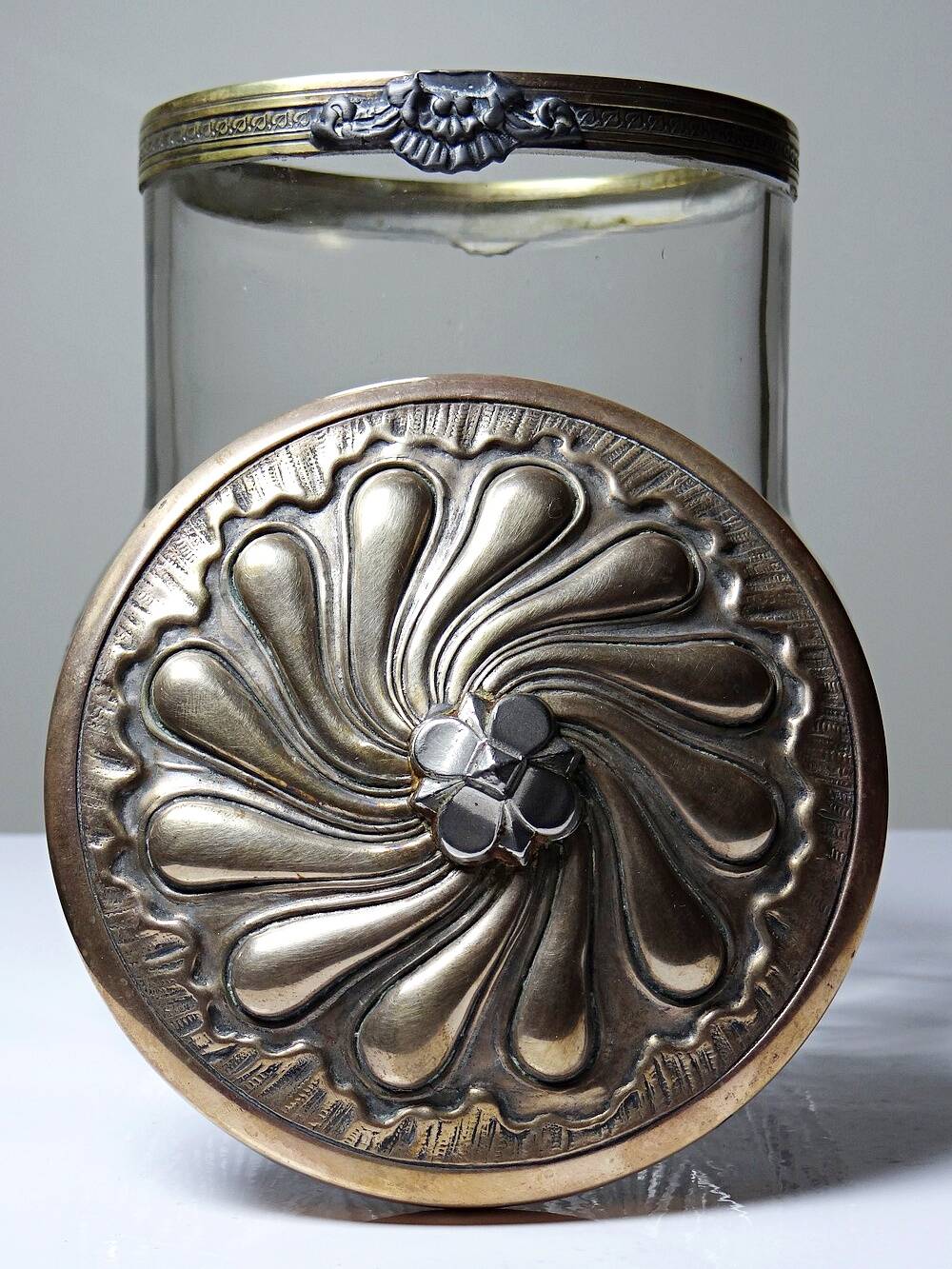 Ancien pot à biscuits style cristal taillé et métal
