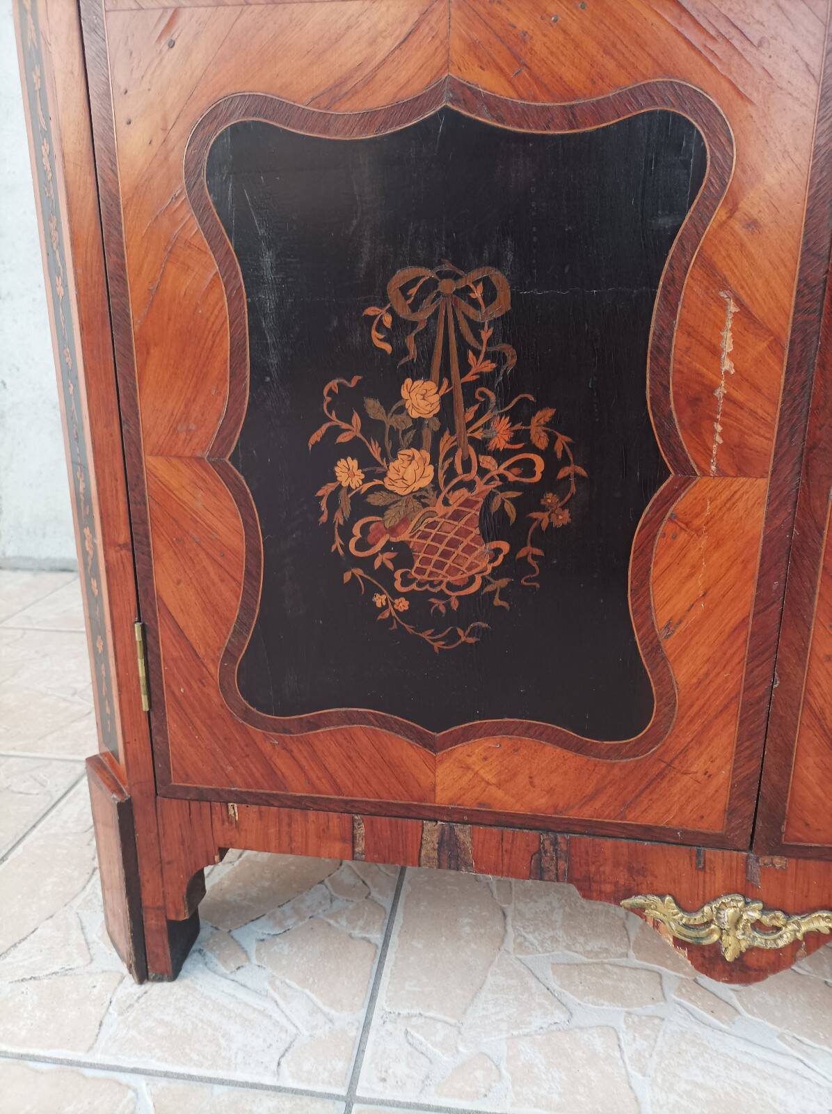 Louis XVI glass-fronted library in rosewood and amaranth veneer.