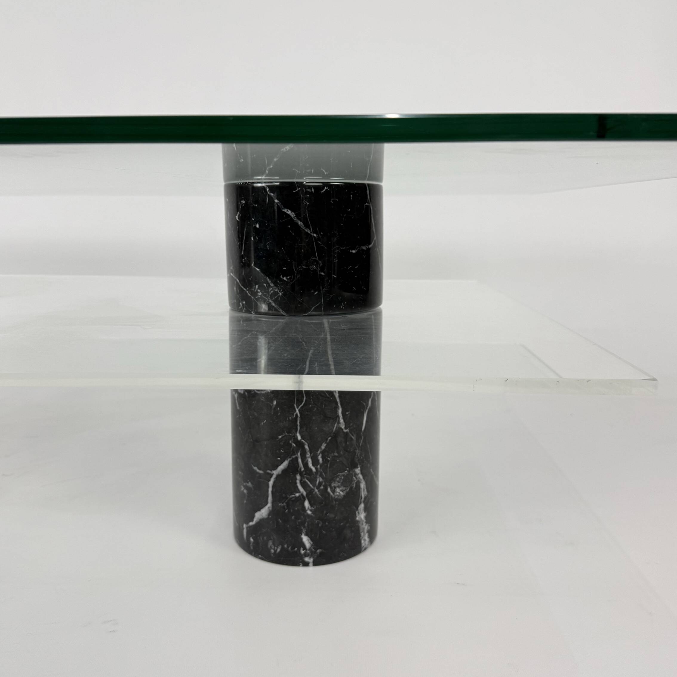 Table basse postmoderne italienne en marbre et verre, années 1990