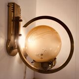 Applique Art déco 1930-40 signée Deveau laiton et verre gravé à motif d'étoiles et de planètes